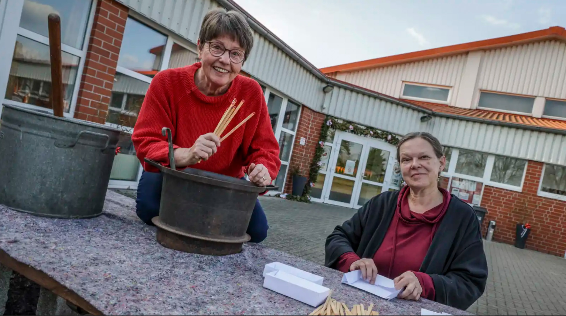 Kreativ: Die Requisiteurinnen Ilse Schubert (l.) und Gabi Kracke. FOCKE STRANGMANN